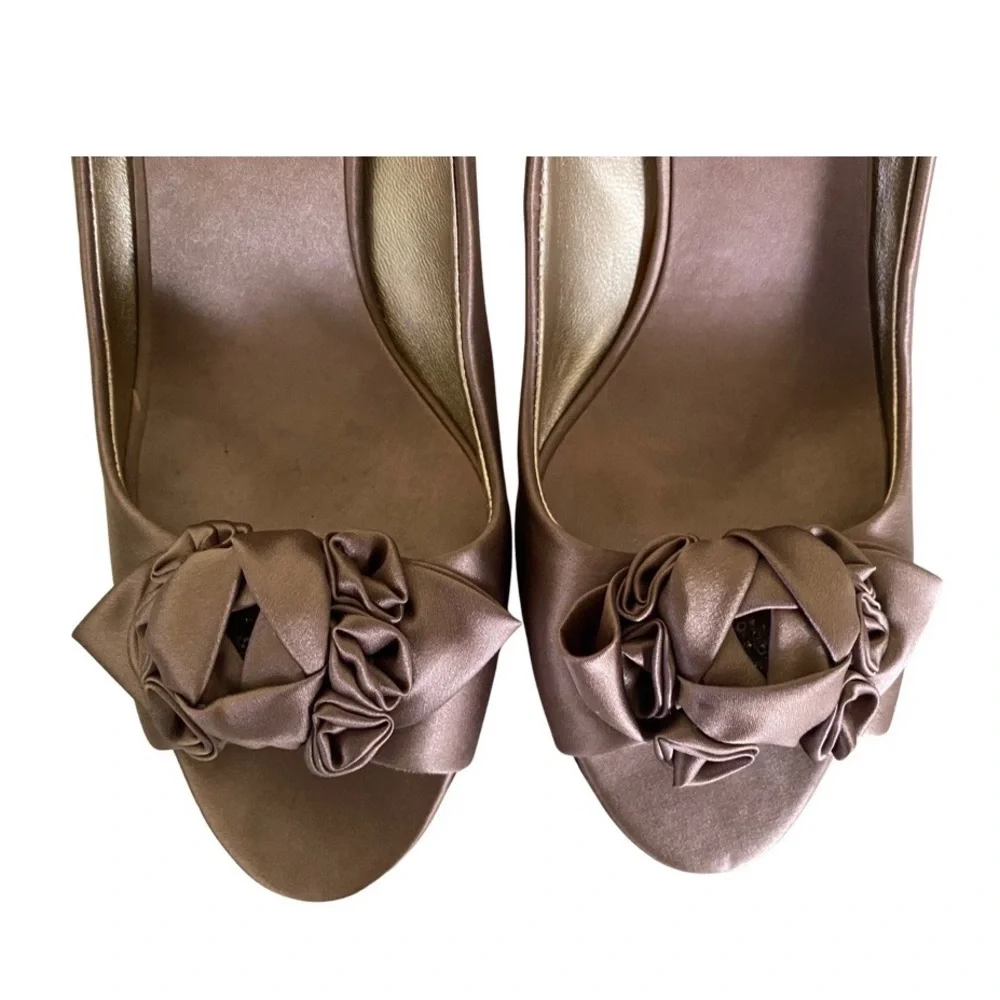 Alan Pinkus - Open Toe Satin Shoe - Satin Rose Detail – Size 9 - Muted Lilac - Picture 11 of 11